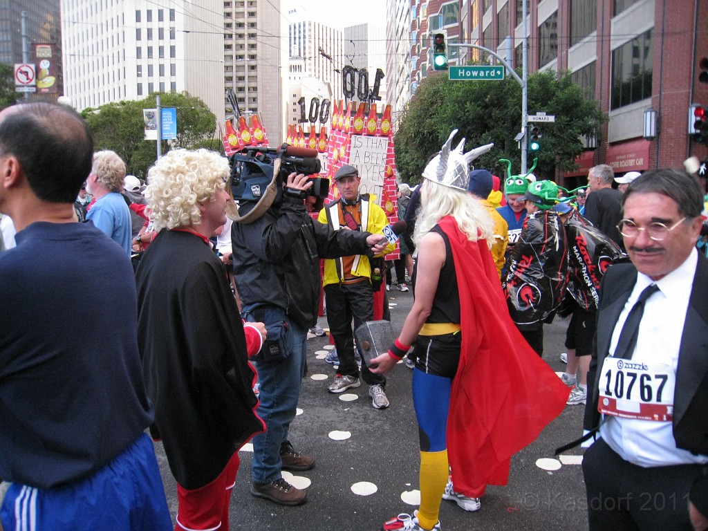 2011 Bay to Breakers Sunday 0170.JPG - I was able to participate in the 2011, 100th anniversary of the San Francisco Bay to Breakers 12K race. A great weekend for sight seeing and racing.